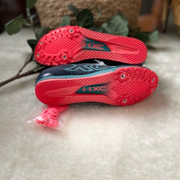 Under Armour Black and Red Athletic Shoes
Unisex Cross Country Shoes - Picture 4 of 10